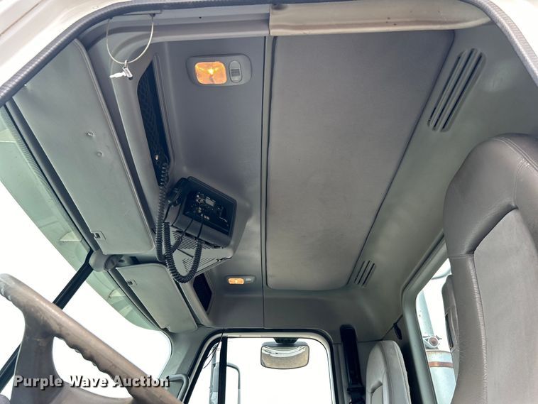 image for item EG1362 2006 Freightliner  Columbia truck cab and chassis