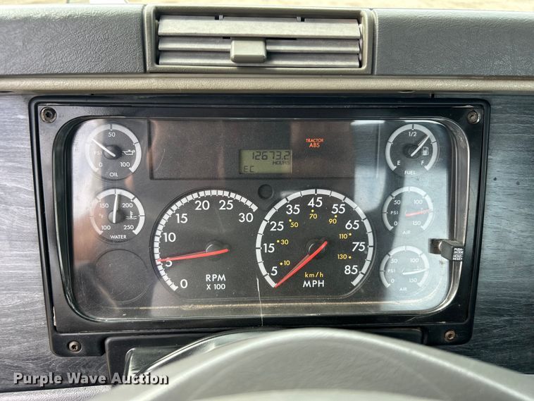 image for item EG1362 2006 Freightliner  Columbia truck cab and chassis