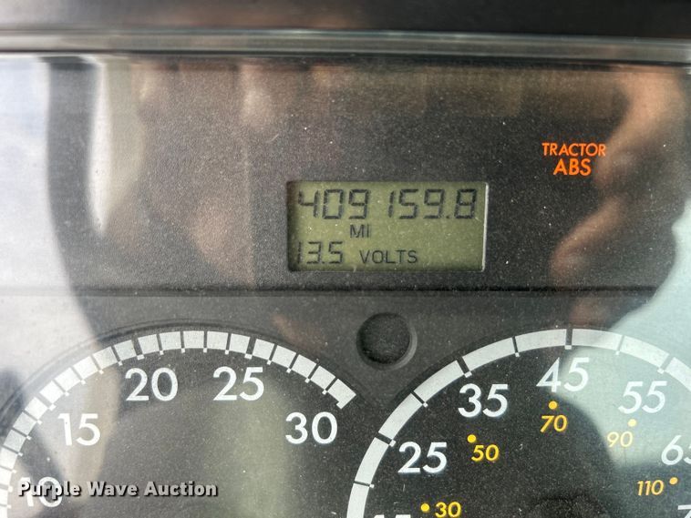 image for item EG1362 2006 Freightliner  Columbia truck cab and chassis