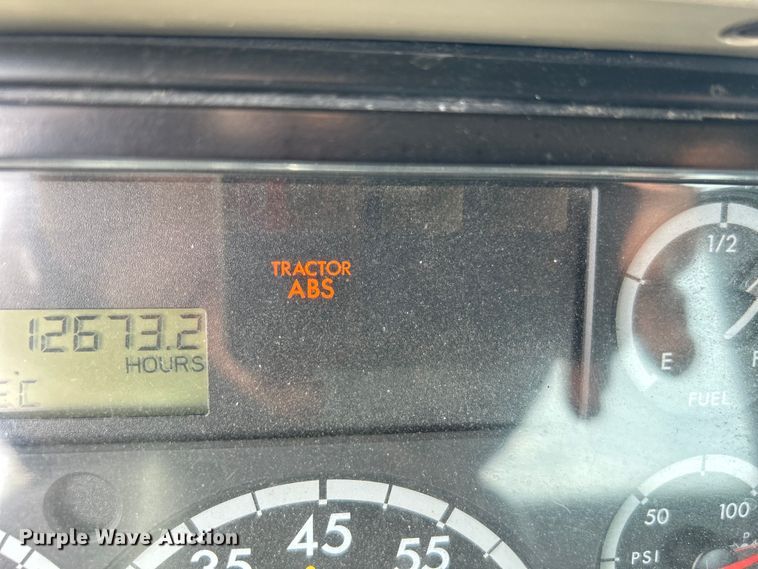 image for item EG1362 2006 Freightliner  Columbia truck cab and chassis