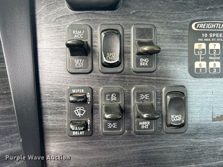 image for item EG1362 2006 Freightliner  Columbia truck cab and chassis