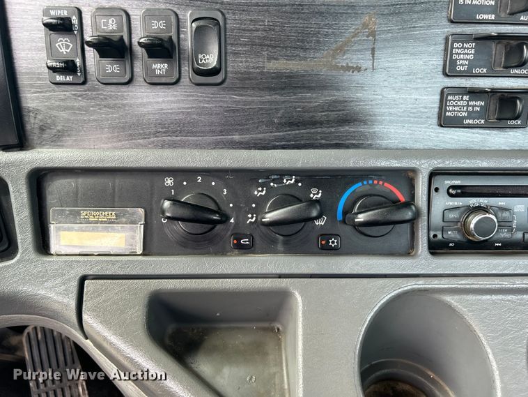 image for item EG1362 2006 Freightliner  Columbia truck cab and chassis