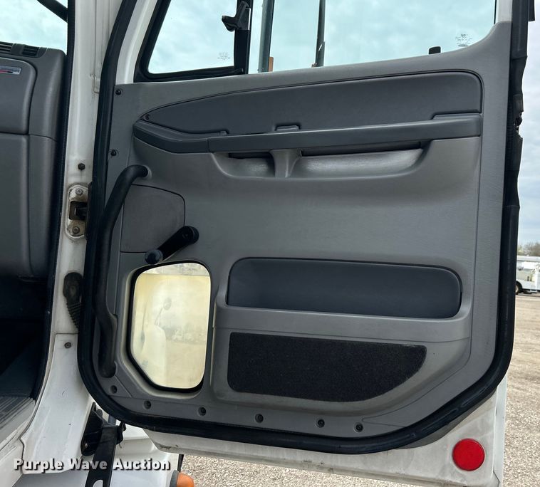 image for item EG1362 2006 Freightliner  Columbia truck cab and chassis