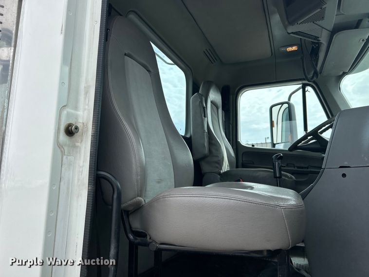 image for item EG1362 2006 Freightliner  Columbia truck cab and chassis