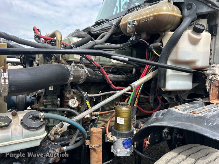 image for item EG1362 2006 Freightliner  Columbia truck cab and chassis