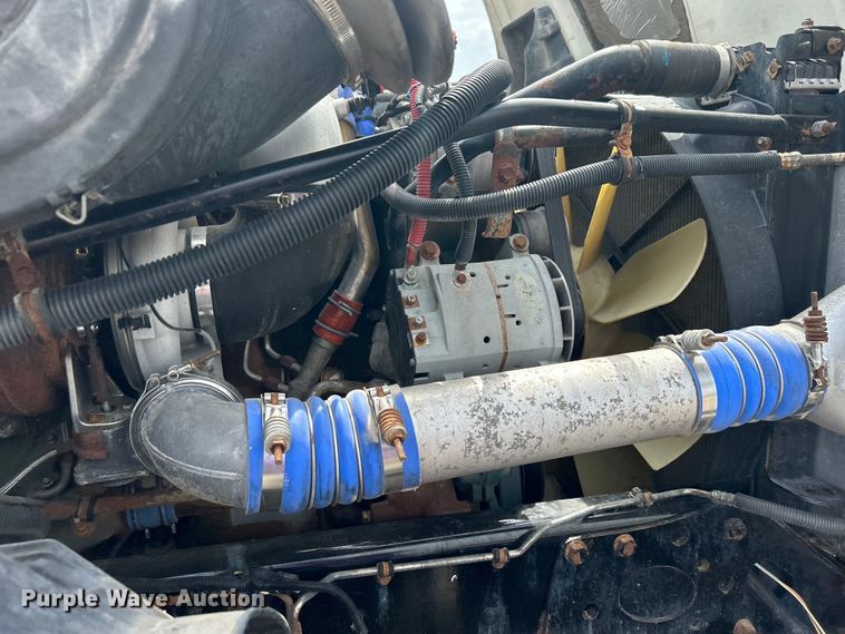 image for item EG1362 2006 Freightliner  Columbia truck cab and chassis