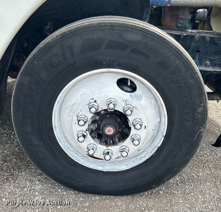 image for item EG1362 2006 Freightliner  Columbia truck cab and chassis