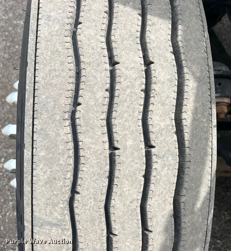 image for item EG1362 2006 Freightliner  Columbia truck cab and chassis