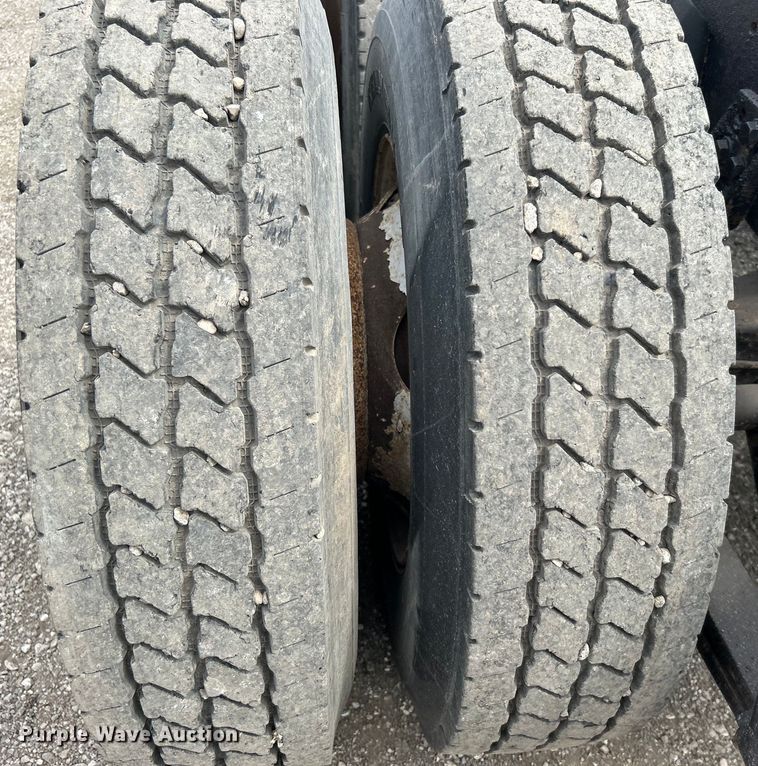 image for item EG1362 2006 Freightliner  Columbia truck cab and chassis