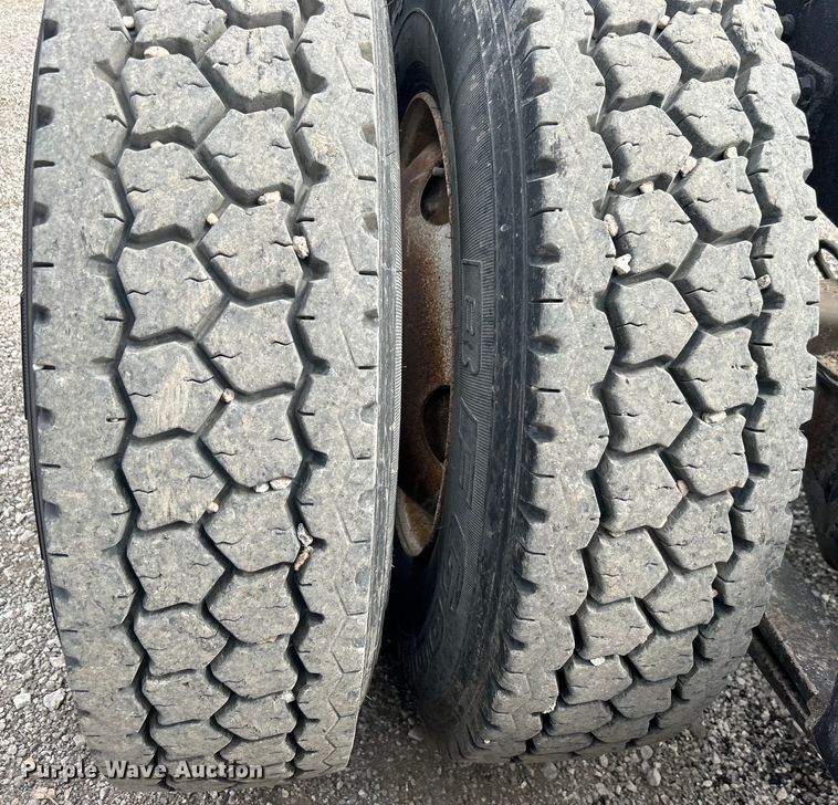 image for item EG1362 2006 Freightliner  Columbia truck cab and chassis