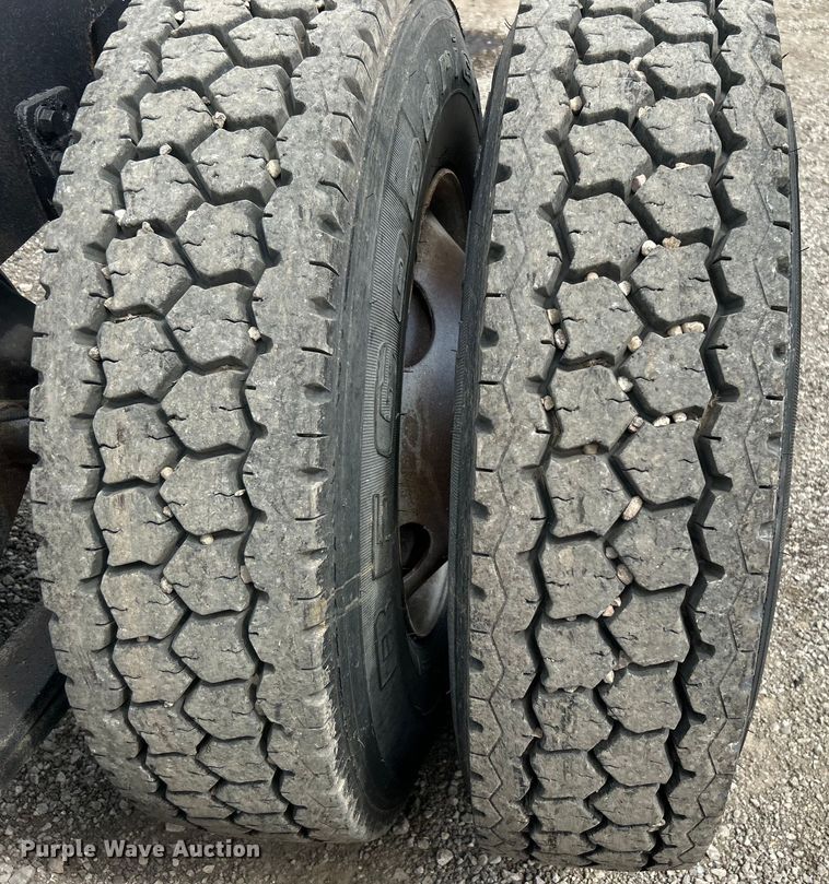 image for item EG1362 2006 Freightliner  Columbia truck cab and chassis