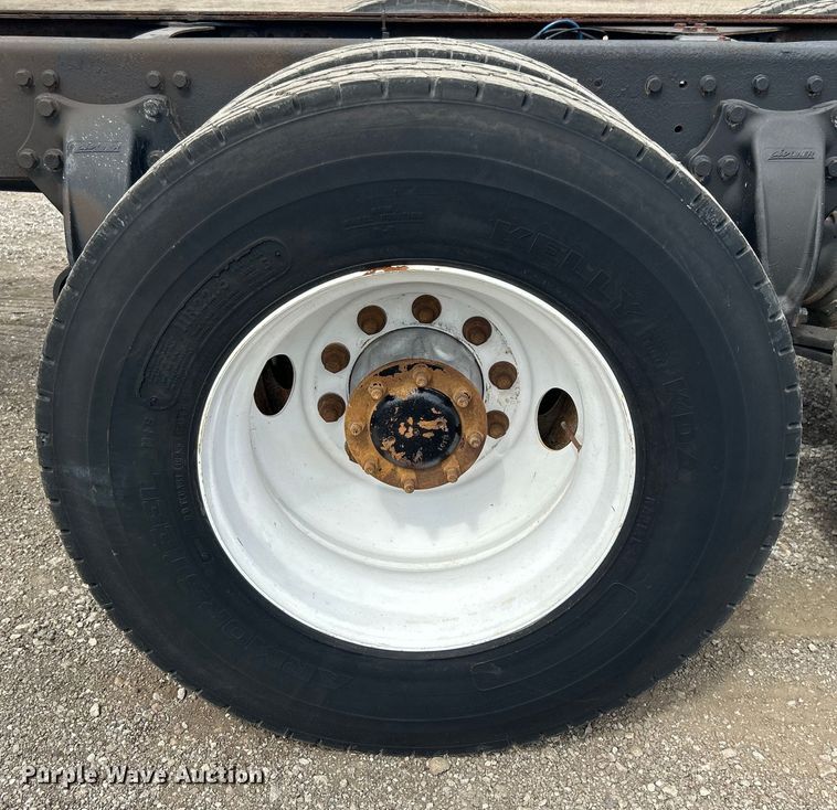 image for item EG1362 2006 Freightliner  Columbia truck cab and chassis