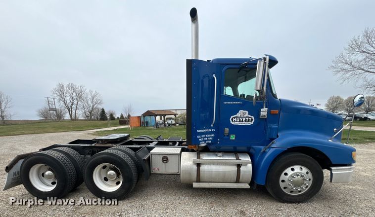 image for item EH5367 2004 International  9200i semi truck