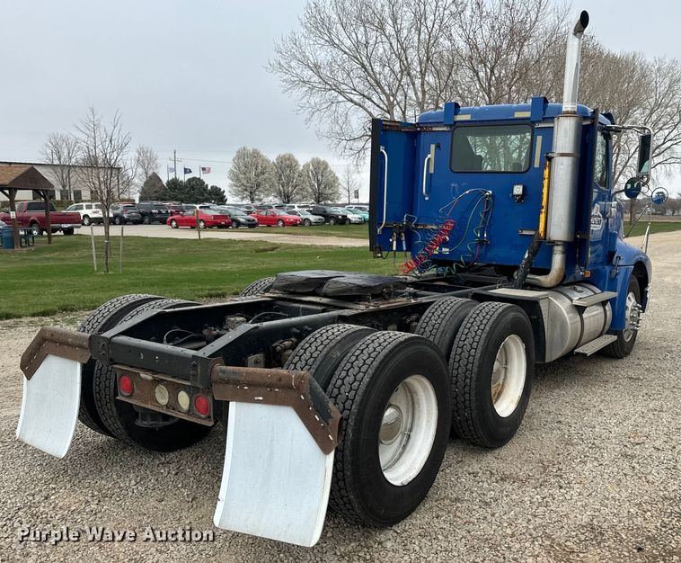 image for item EH5367 2004 International  9200i semi truck