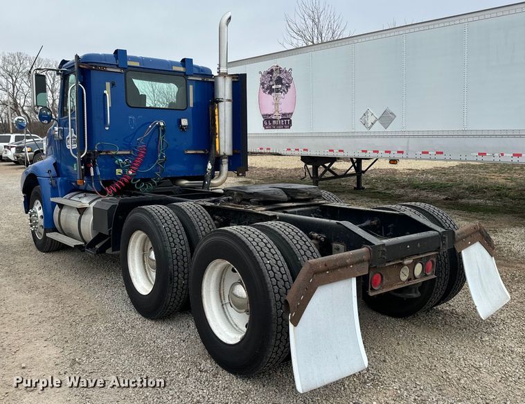 image for item EH5367 2004 International  9200i semi truck