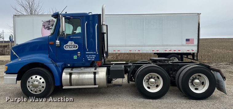 image for item EH5367 2004 International  9200i semi truck