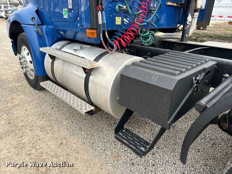 image for item EH5367 2004 International  9200i semi truck