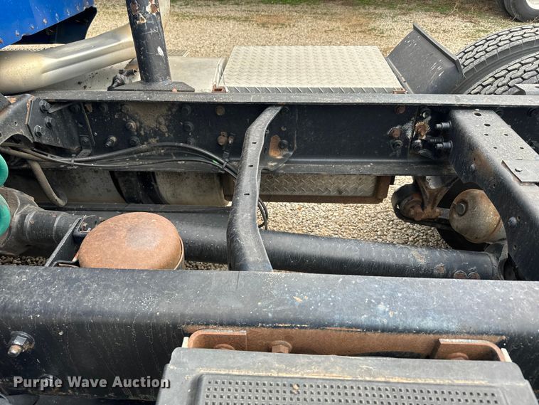 image for item EH5367 2004 International  9200i semi truck