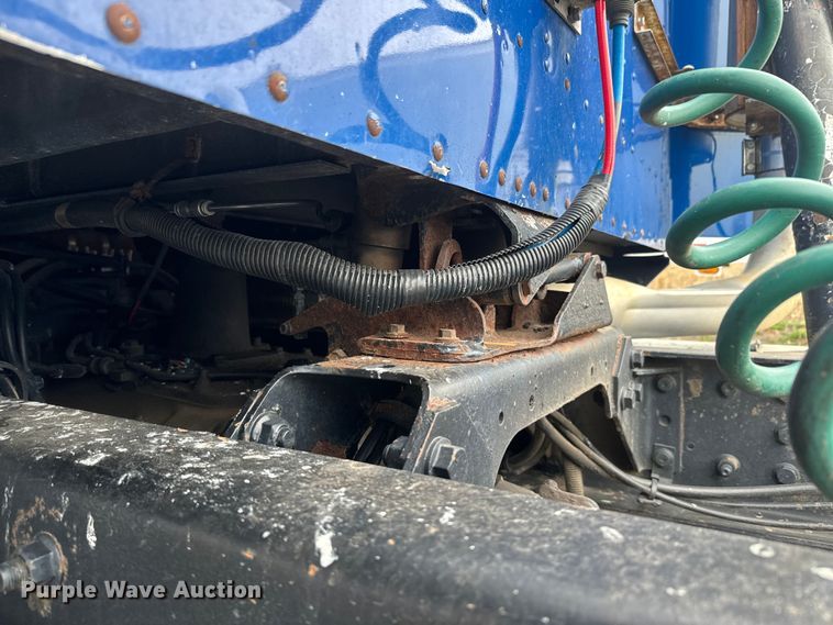 image for item EH5367 2004 International  9200i semi truck