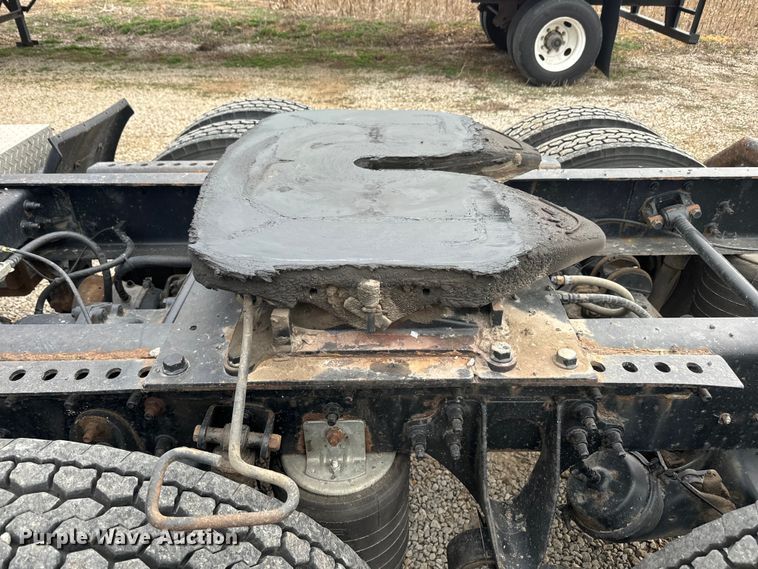 image for item EH5367 2004 International  9200i semi truck