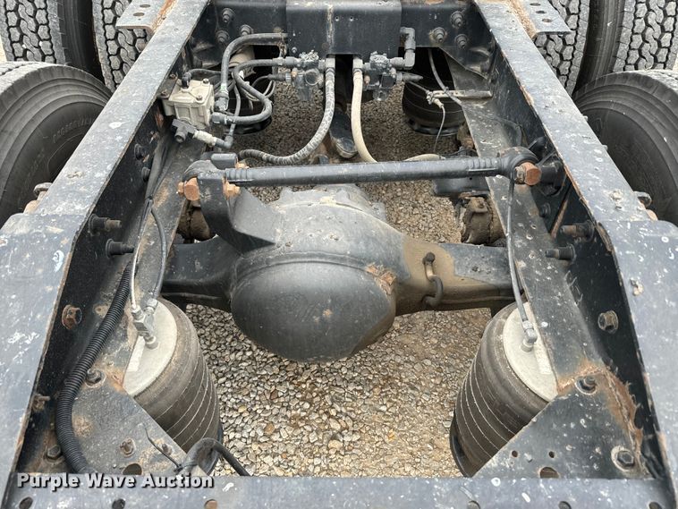 image for item EH5367 2004 International  9200i semi truck