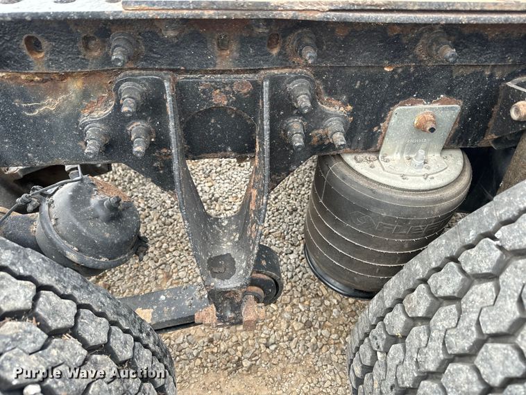 image for item EH5367 2004 International  9200i semi truck