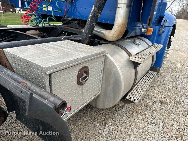 image for item EH5367 2004 International  9200i semi truck