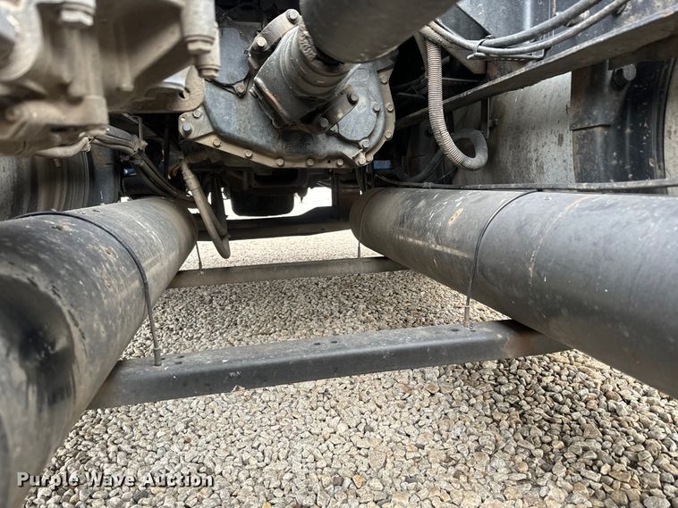 image for item EH5367 2004 International  9200i semi truck