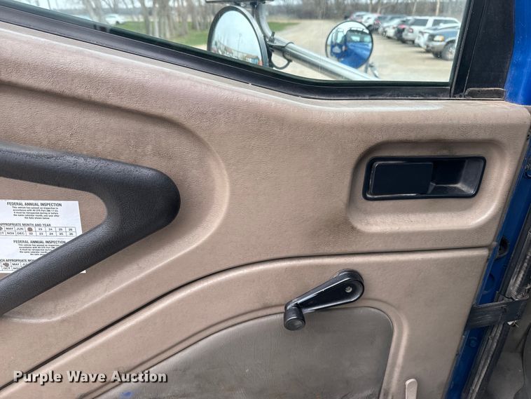 image for item EH5367 2004 International  9200i semi truck