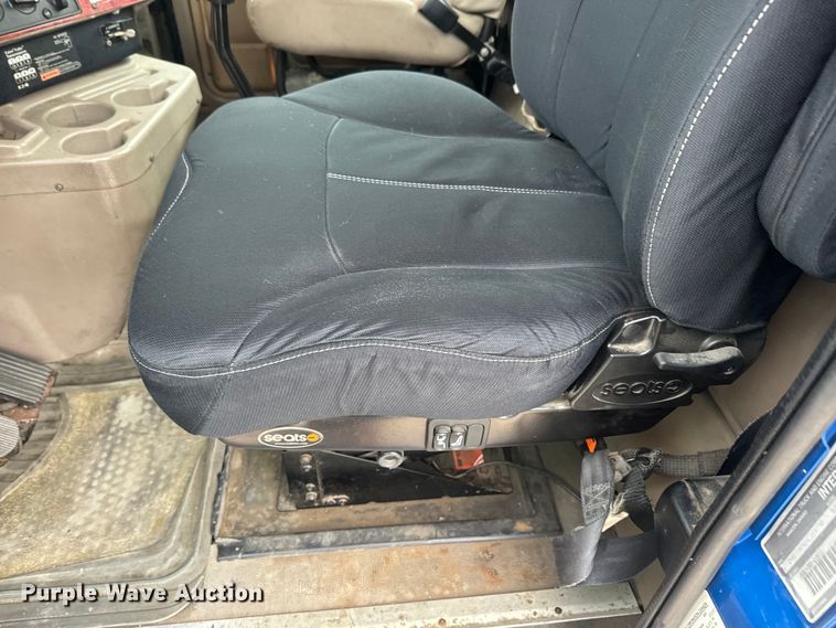 image for item EH5367 2004 International  9200i semi truck