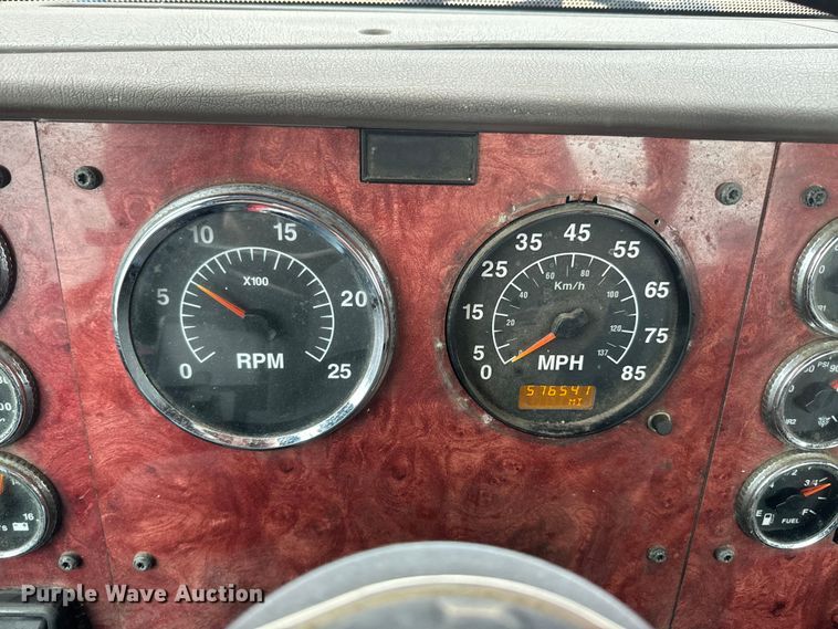 image for item EH5367 2004 International  9200i semi truck