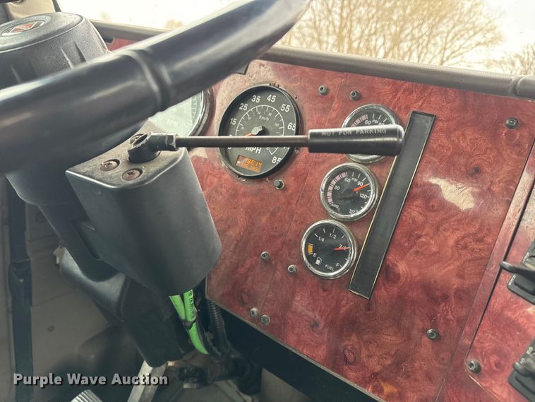 image for item EH5367 2004 International  9200i semi truck