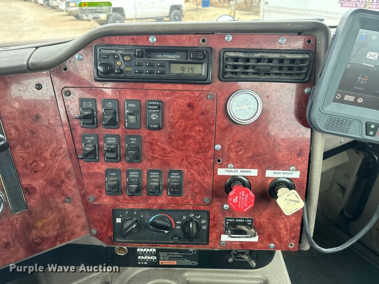 image for item EH5367 2004 International  9200i semi truck