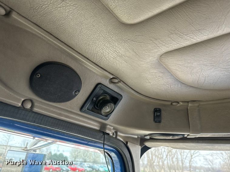 image for item EH5367 2004 International  9200i semi truck