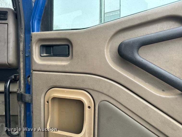 image for item EH5367 2004 International  9200i semi truck