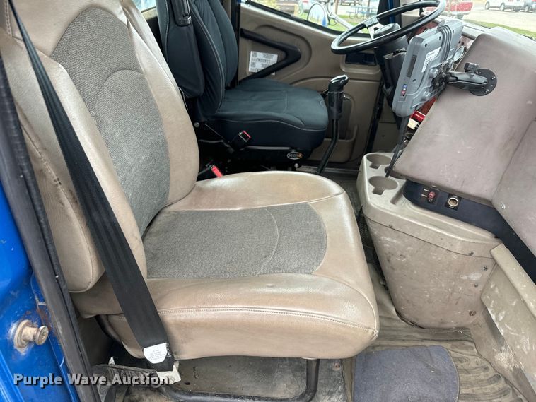 image for item EH5367 2004 International  9200i semi truck