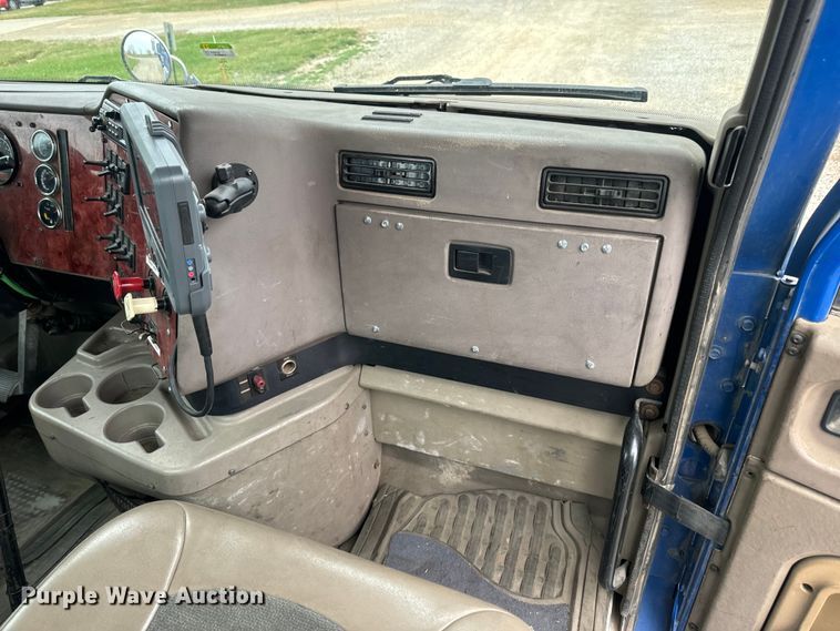 image for item EH5367 2004 International  9200i semi truck