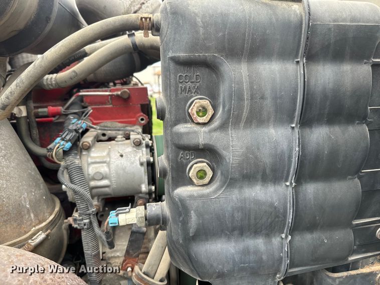 image for item EH5367 2004 International  9200i semi truck