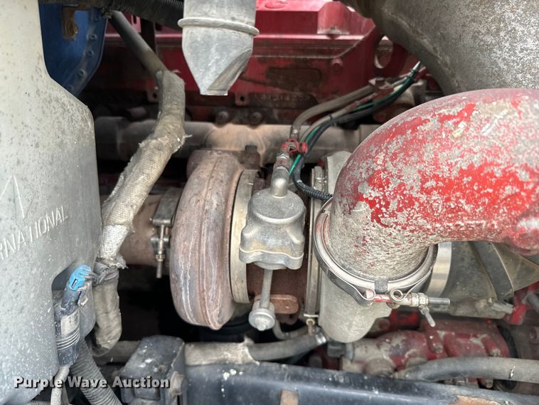 image for item EH5367 2004 International  9200i semi truck