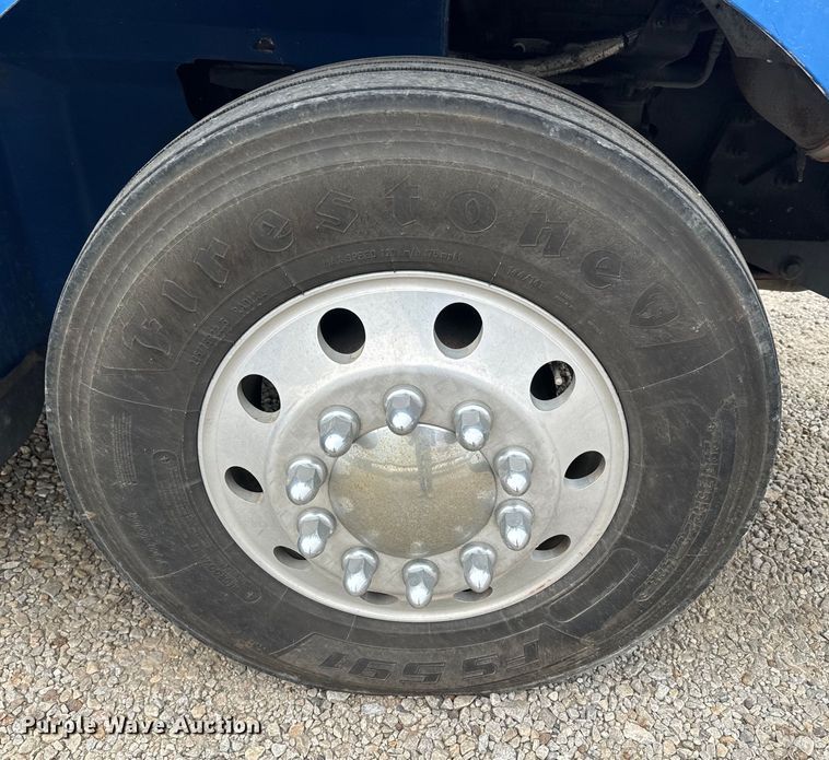 image for item EH5367 2004 International  9200i semi truck