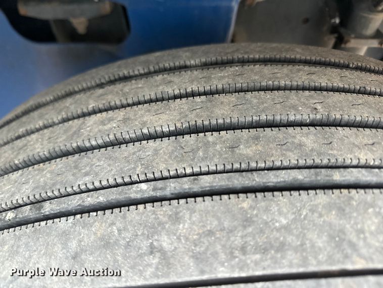 image for item EH5367 2004 International  9200i semi truck