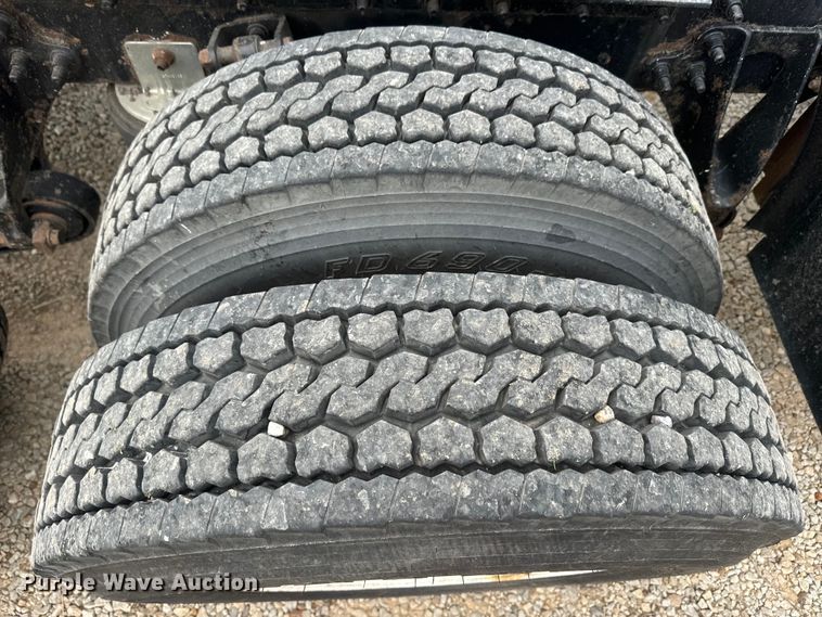 image for item EH5367 2004 International  9200i semi truck