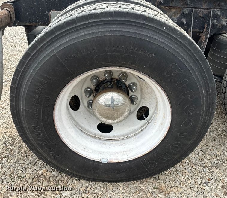 image for item EH5367 2004 International  9200i semi truck