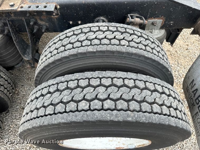 image for item EH5367 2004 International  9200i semi truck