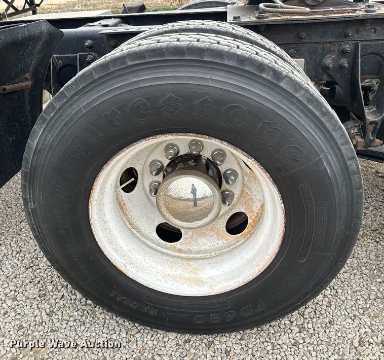 image for item EH5367 2004 International  9200i semi truck