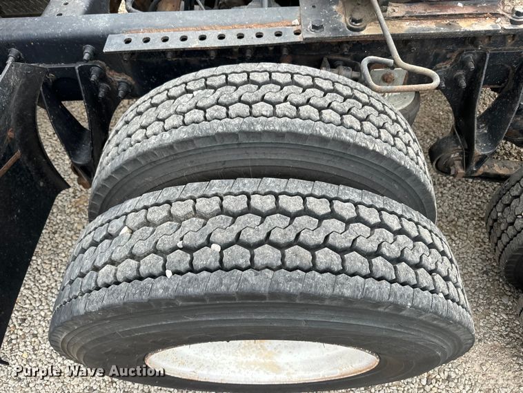 image for item EH5367 2004 International  9200i semi truck