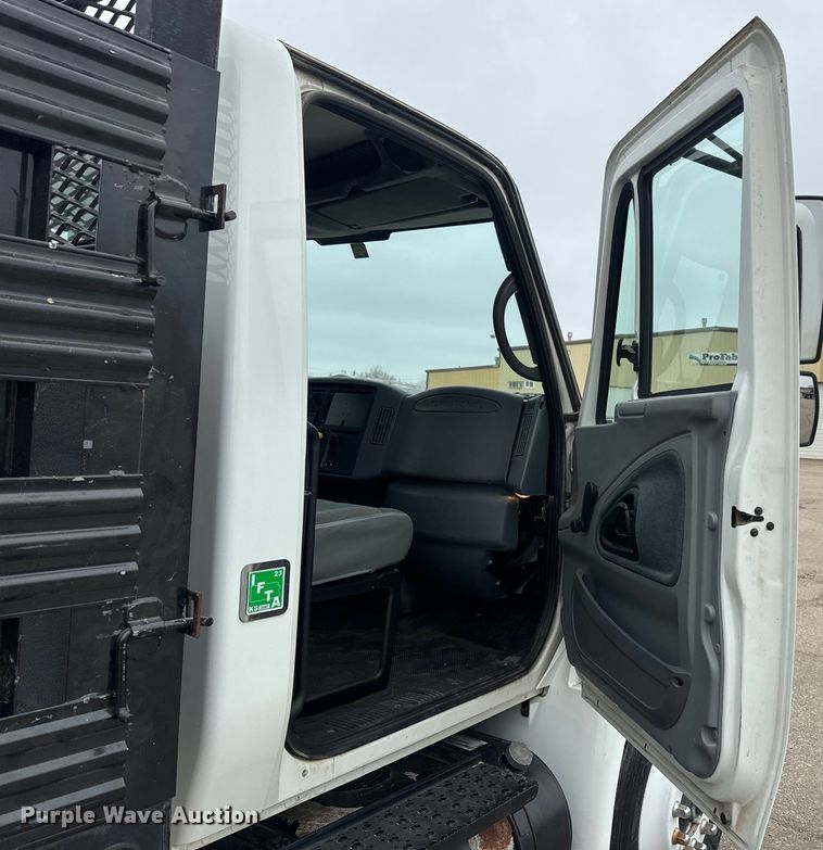 image for item EH5369 2007 International  4300 flatbed truck