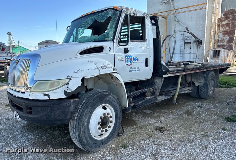 image for item EH6662 2006 International 4400 flatbed truck