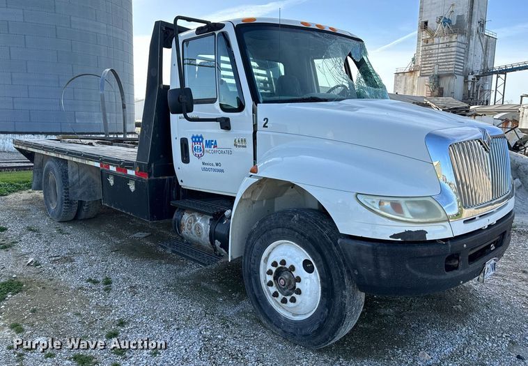 image for item EH6662 2006 International 4400 flatbed truck
