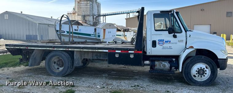image for item EH6662 2006 International 4400 flatbed truck